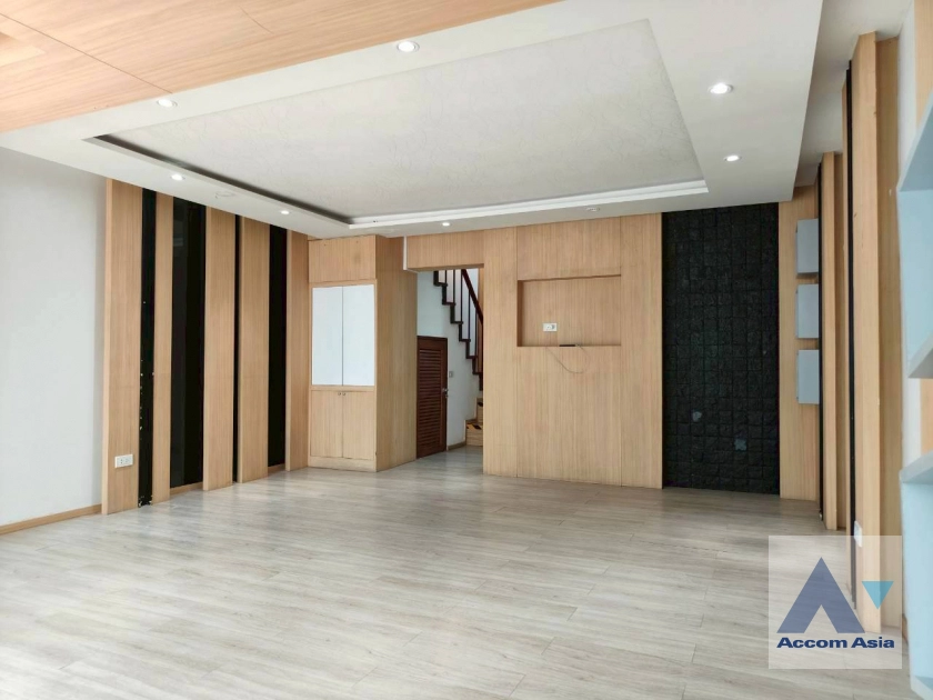  1  2 br Townhouse for rent and sale in Sukhumvit ,Bangkok BTS Thong Lo 2515243