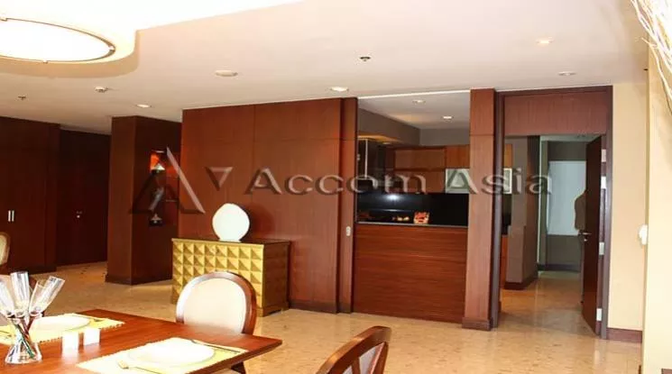  3 Bedrooms  Apartment For Rent in Ploenchit, Bangkok  near BTS Ploenchit (1415310)