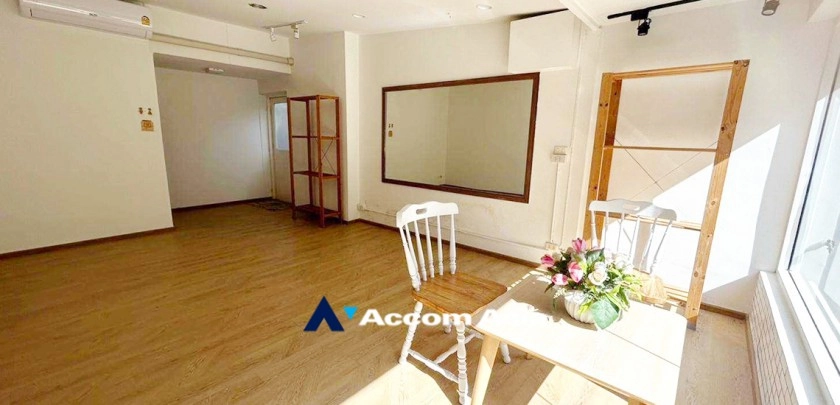 unit 2 Bedrooms  House For Rent & Sale in Sukhumvit, Bangkok  near BTS Thong Lo - BTS Ekkamai (2515361)