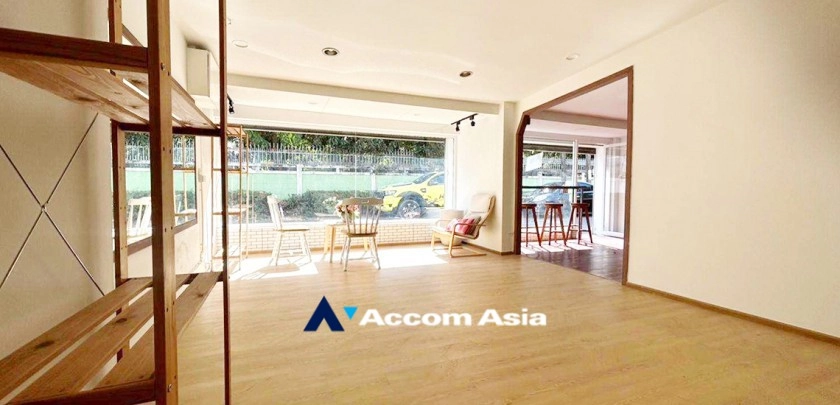 unit 2 Bedrooms  House For Rent & Sale in Sukhumvit, Bangkok  near BTS Thong Lo - BTS Ekkamai (2515361)