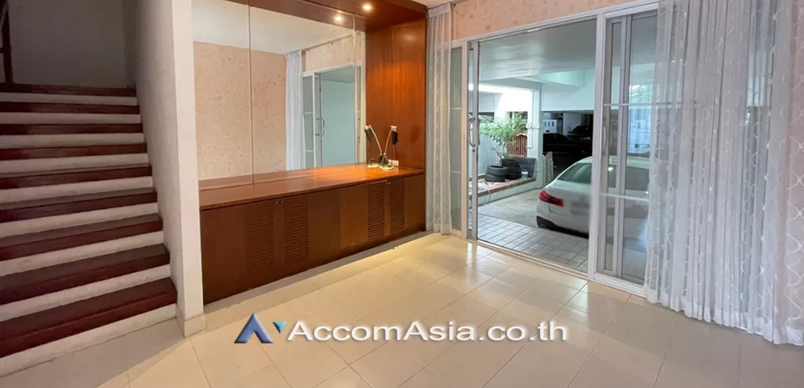 unit 3 Bedrooms  Townhouse For Rent in Sathorn, Bangkok  near BRT Nararam 3 (2515528)
