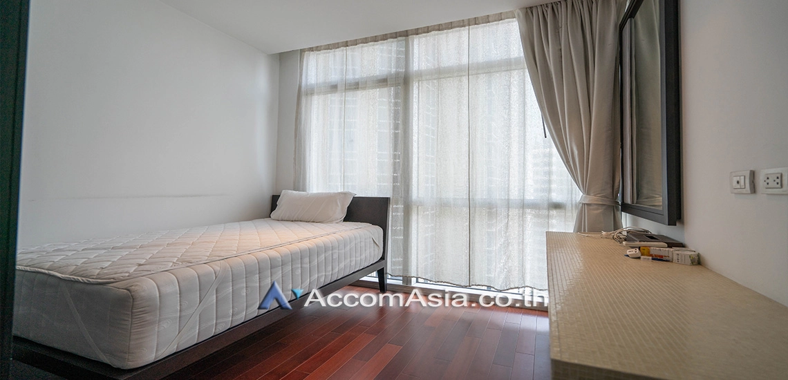 unit 2 Bedrooms  Condominium For Rent in Ploenchit, Bangkok  near BTS Ploenchit (1515745)