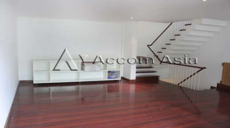 unit 3 Bedrooms  Townhouse For Rent & Sale in Sukhumvit, Bangkok  near MRT Phetchaburi (1815753)