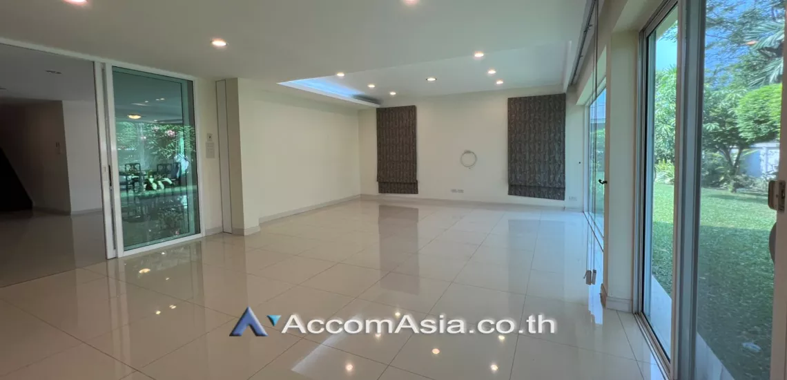  3 Bedrooms  House For Rent in Pattanakarn, Bangkok  near BTS On Nut (1815804)