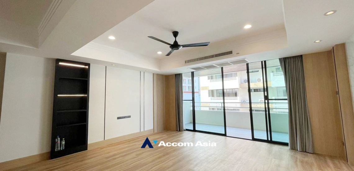 unit 4 Bedrooms  Apartment For Rent in Sukhumvit, Bangkok  near BTS Phrom Phong (1415850)