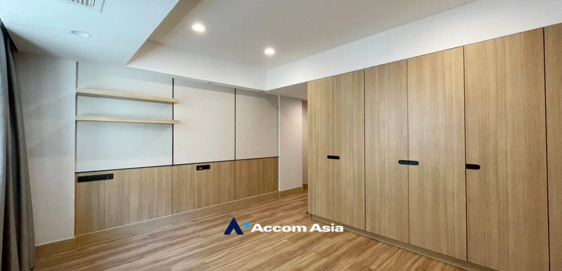 unit 4 Bedrooms  Apartment For Rent in Sukhumvit, Bangkok  near BTS Phrom Phong (1415850)