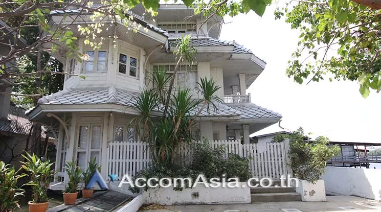 Riverside / River View |  4 Bedrooms  House For Rent in Dusit, Bangkok  (20664)