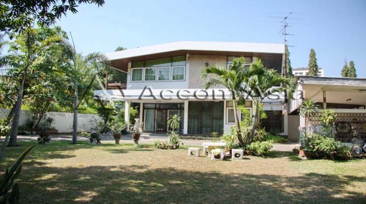 unit 4 Bedrooms  House For Rent in Sukhumvit, Bangkok  near BTS Ekkamai (1716405)