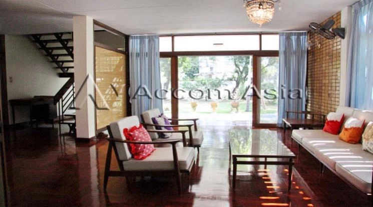 unit 4 Bedrooms  House For Rent in Sukhumvit, Bangkok  near BTS Ekkamai (1716405)