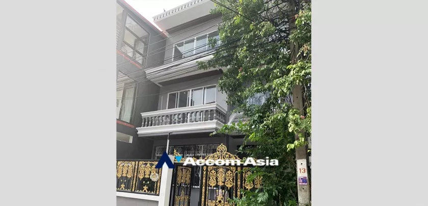 unit 5 Bedrooms  House For Sale in Sukhumvit, Bangkok  near BTS Phra khanong (1716460)