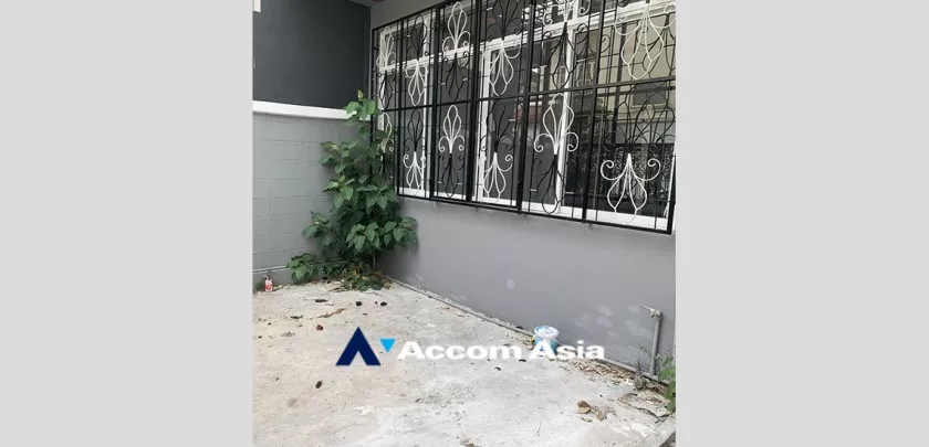 unit 5 Bedrooms  House For Sale in Sukhumvit, Bangkok  near BTS Phra khanong (1716460)