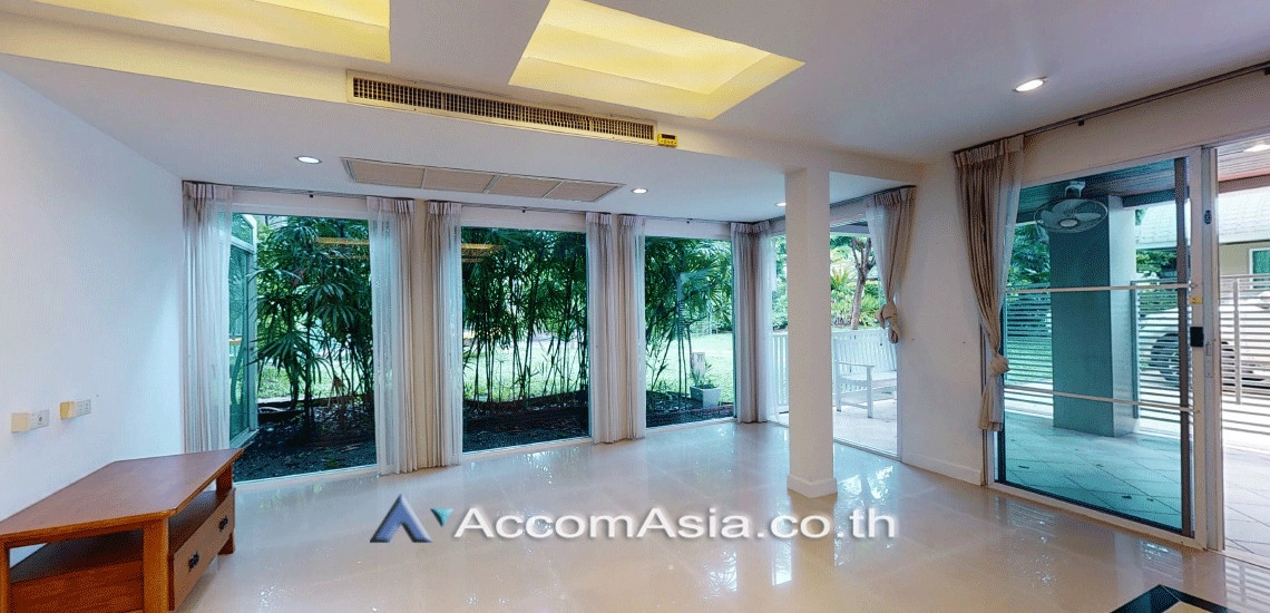 unit 4 Bedrooms  House For Rent in Sukhumvit, Bangkok  near BTS Ekkamai (1916878)