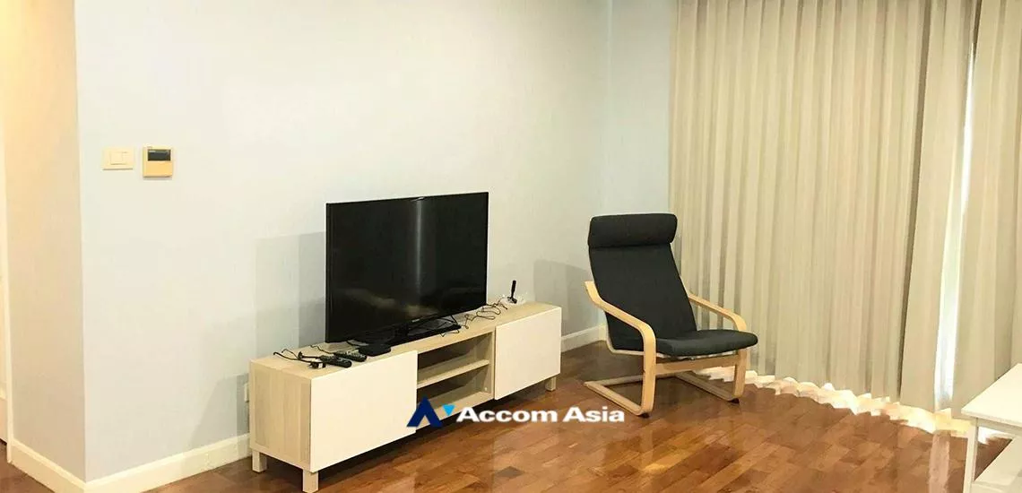  3 Bedrooms  Condominium For Rent in Sathorn, Bangkok  near MRT Lumphini (1516940)