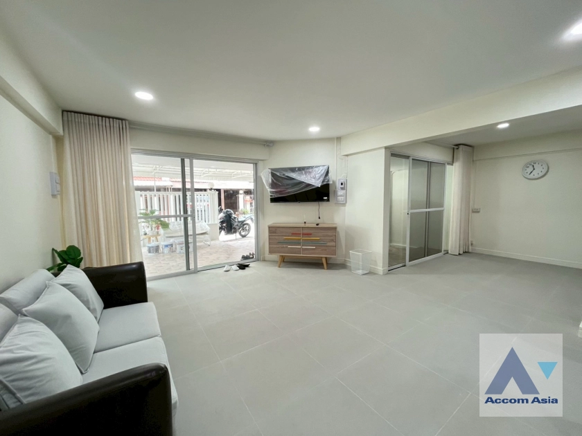  1  3 br House For Rent in Sukhumvit ,Bangkok BTS Ekkamai 1717086