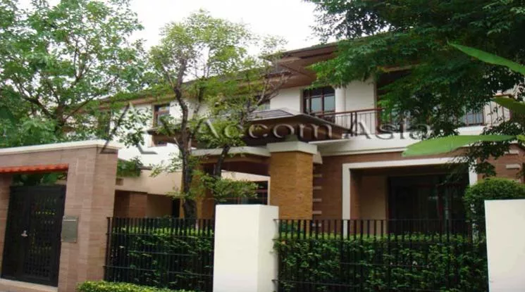  Peaceful compound House  4 Bedroom for Rent   in Pattanakarn Bangkok