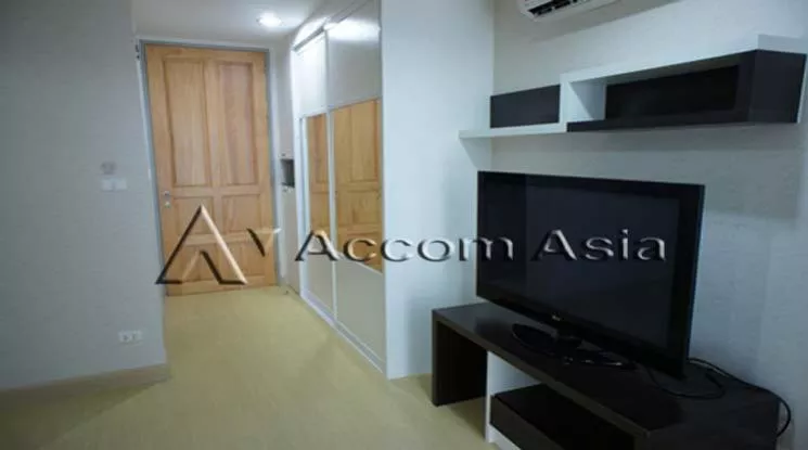  2 Bedrooms  Condominium For Sale in Sathorn, Bangkok  near BTS Saphan Taksin (1517248)