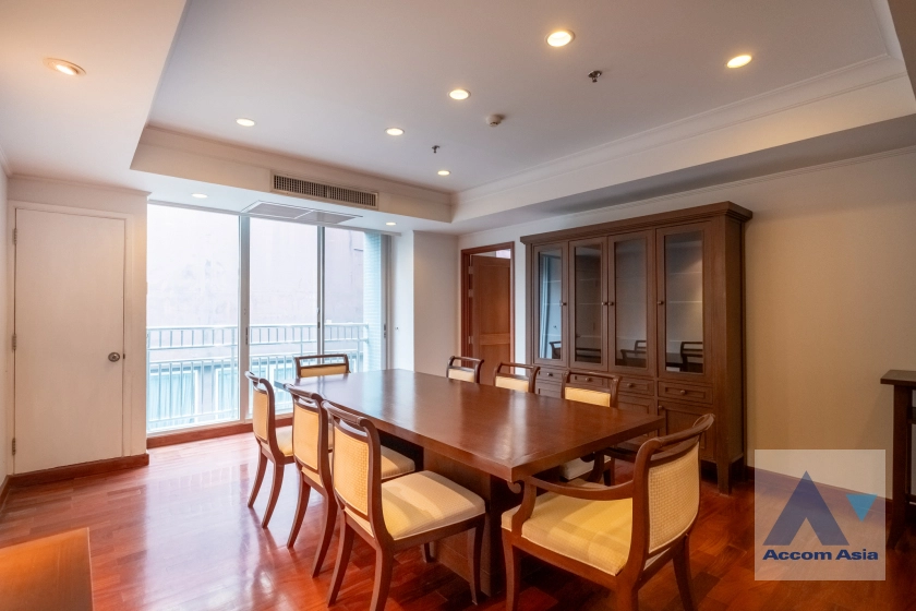 unit 3 Bedrooms  Apartment For Rent in Sukhumvit, Bangkok  near BTS Ploenchit (1417269)