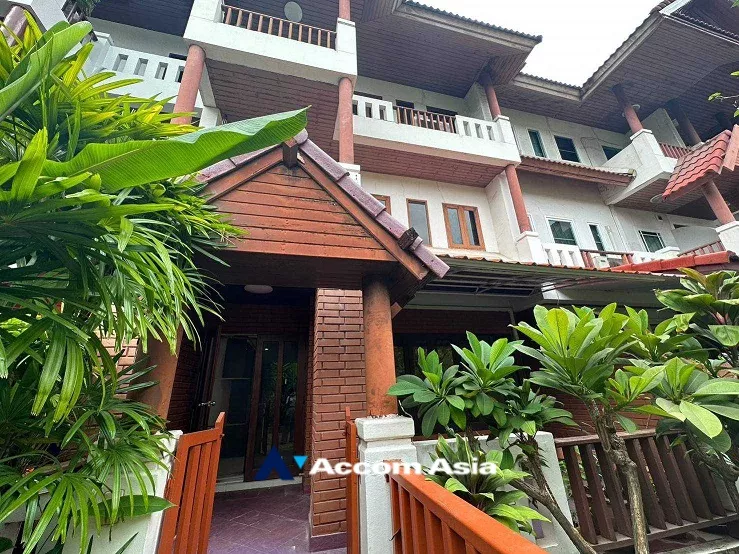  4 Bedrooms  Townhouse For Rent & Sale in Sukhumvit, Bangkok  near BTS Phrom Phong (1817514)