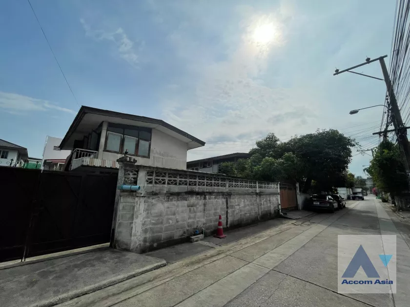  3 Bedrooms  House For Rent & Sale in Sukhumvit, Bangkok  near BTS Phra khanong (2317570)