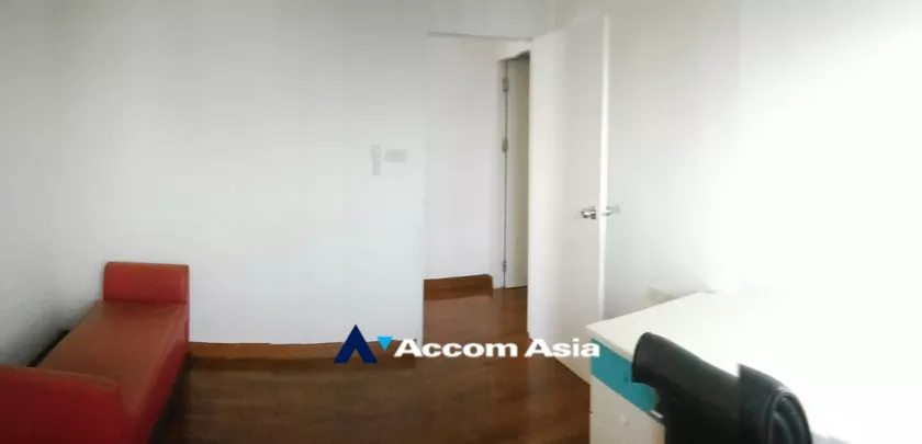  4 Bedrooms  Condominium For Rent in Sathorn, Bangkok  near MRT Lumphini (1517592)