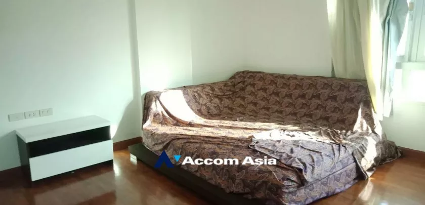  4 Bedrooms  Condominium For Rent in Sathorn, Bangkok  near MRT Lumphini (1517592)