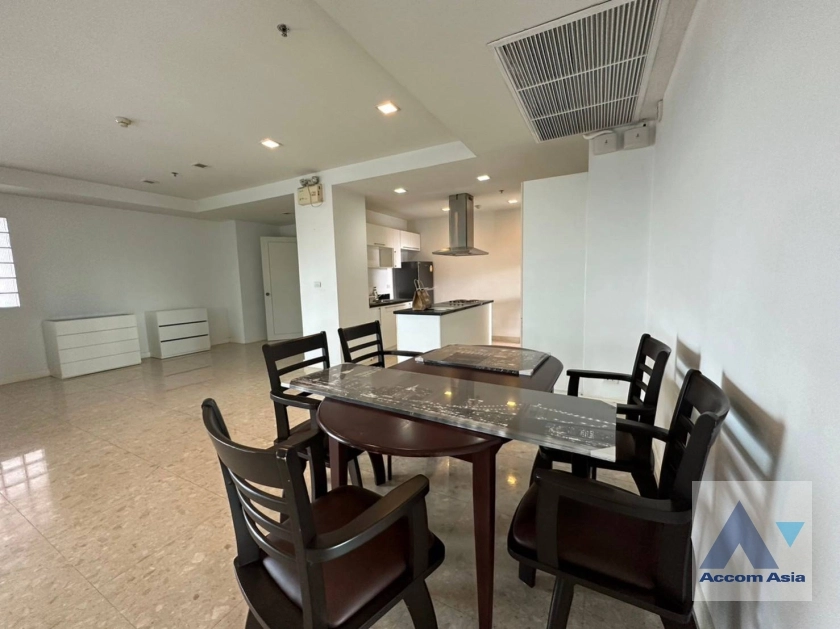 unitMinimalist condo with bright interiors and large windows at Nusasiri Grand Condominium (1517644)