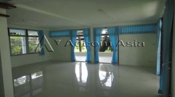 unit 2 Bedrooms  House For Rent & Sale in Sukhumvit, Bangkok  near BTS Ekkamai (1717655)