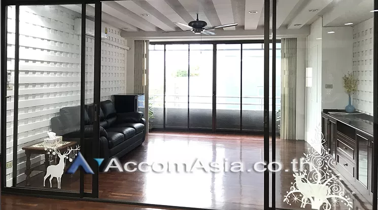  4 Bedrooms  Apartment For Rent in Sukhumvit, Bangkok  near BTS Thong Lo (1517671)