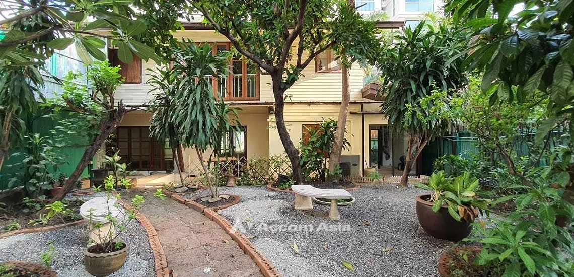  2 Bedrooms  House For Rent in Ploenchit, Bangkok  near BTS Ratchadamri (90266)