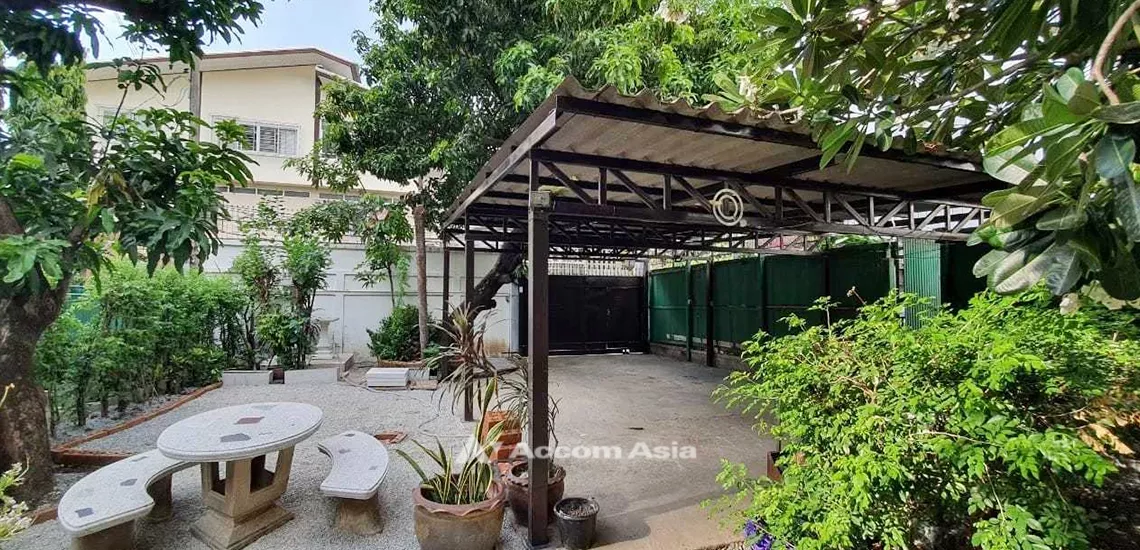  2 Bedrooms  House For Rent in Ploenchit, Bangkok  near BTS Ratchadamri (90266)