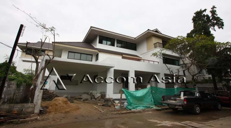 unitSpacious house with large windows and renovation potential (1917732)