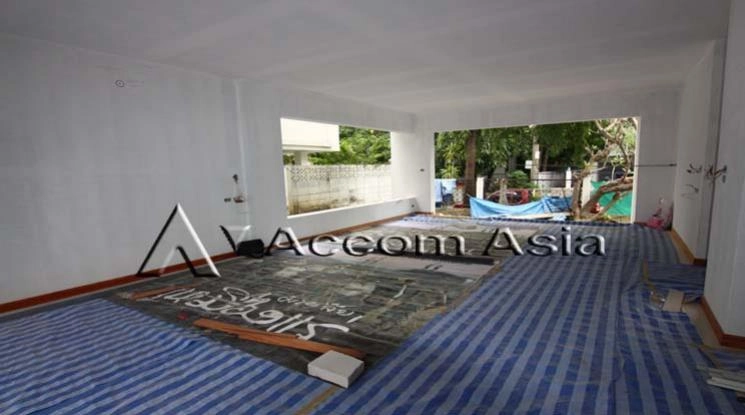 unitSpacious house with large windows and renovation potential (1917732)