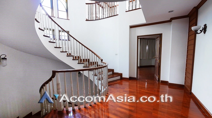  4 Bedrooms  House For Rent in Dusit, Bangkok  (1817739)