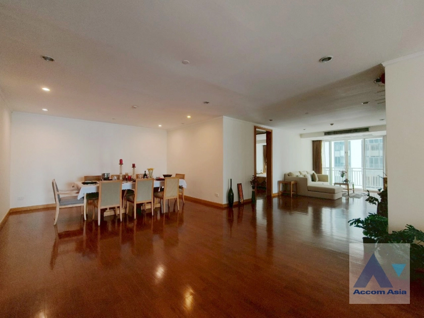 Pet friendly |  Apartment with Top Facilities, Close to Emshere Apartment  3 Bedroom for Rent BTS Phrom Phong in Sukhumvit Bangkok