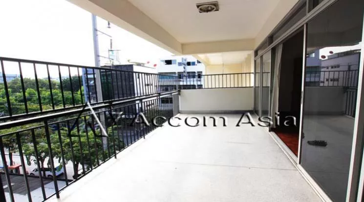 Penthouse, Pet friendly |  Classical Architecture Apartment  3 Bedroom for Rent BTS Thong Lo in Sukhumvit Bangkok