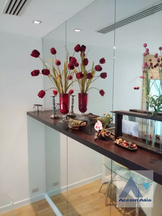 unit 1 Bedroom  Condominium For Rent in Charoen Nakhon, Bangkok  near BTS Krung Thon Buri (1518133)