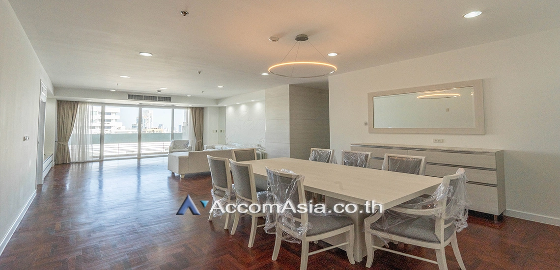 unit 4 Bedrooms  Apartment For Rent in Sukhumvit, Bangkok  near BTS Phrom Phong (1418150)