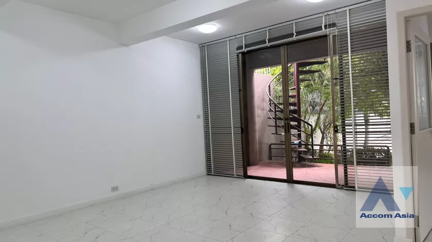 Home Office, Pet friendly |  3 Bedrooms  Townhouse For Rent in Phaholyothin, Bangkok  near BTS Ari (1818223)