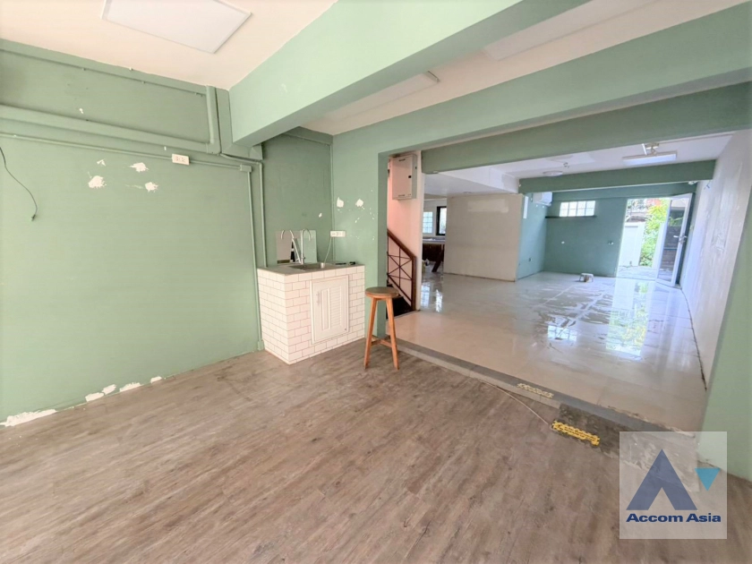 unit 2 Bedrooms  House For Rent & Sale in Sukhumvit, Bangkok  near BTS Thong Lo (1718226)