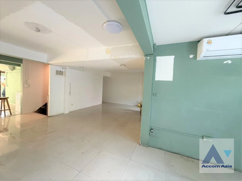 unit 2 Bedrooms  House For Rent & Sale in Sukhumvit, Bangkok  near BTS Thong Lo (1718226)