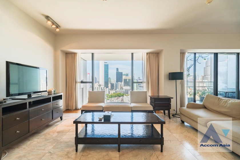 unitModern condo with glass walls and wooden built-ins (1518394)