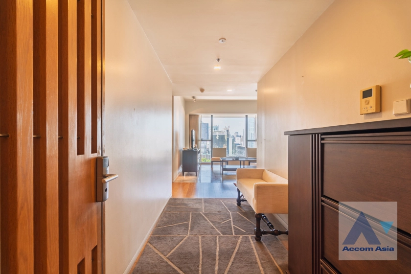 unitModern condo with glass walls and wooden built-ins (1518394)