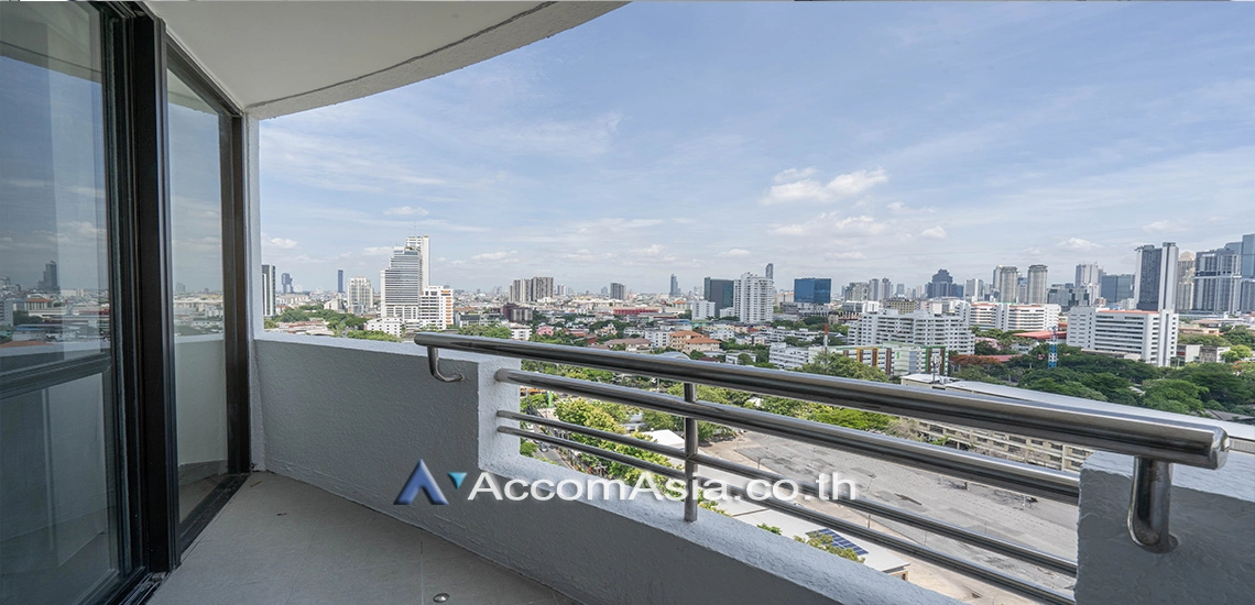 unitHigh-rise condo with skyline view and bright interior at Baan Yen Akard  (1518425)