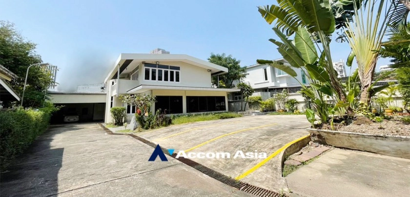 unitGarden, Pet friendly |  5 Bedrooms  House For Rent in Phaholyothin, Bangkok  near BTS Ari (1918551)