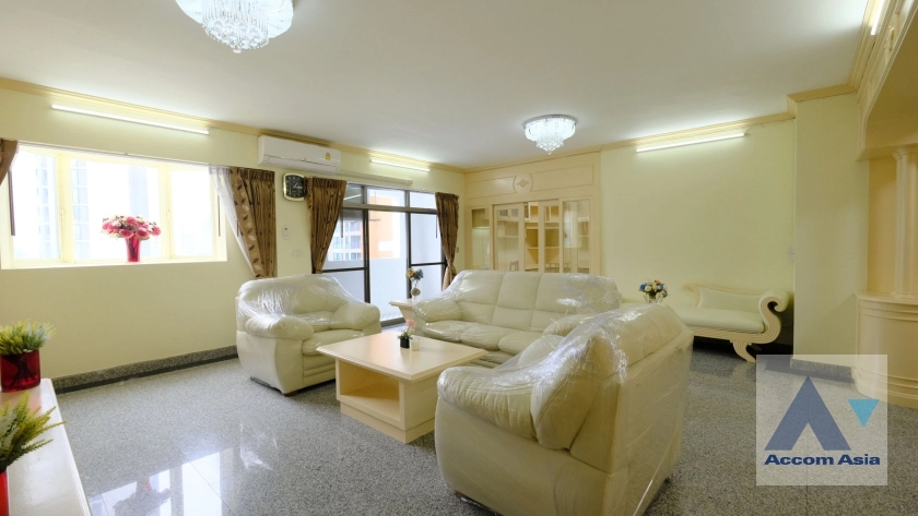 unitCharming condo with classic woodwork and convenient location near Phrom Phong (2008501)