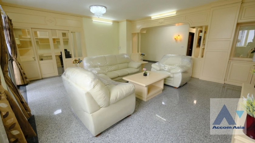unitCharming condo with classic woodwork and convenient location near Phrom Phong (2008501)