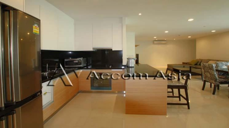  3 Bedrooms  Apartment For Rent in Sukhumvit, Bangkok  near BTS Ekkamai (1418758)