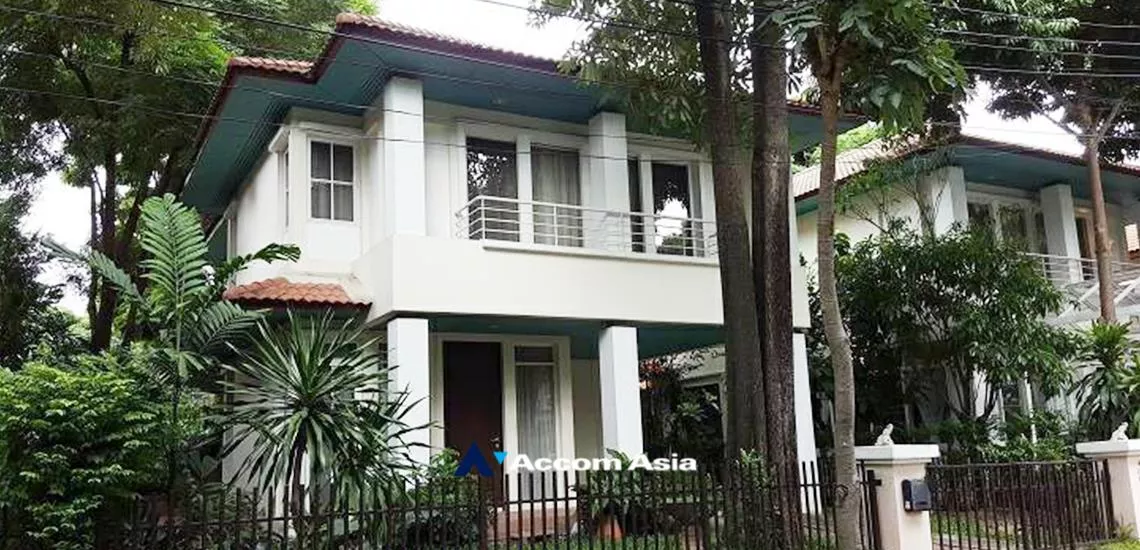 Pet friendly |  Bangkok Villa House  3 Bedroom for Rent   in Ratchadapisek Bangkok