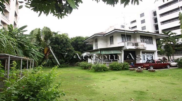 unitHome Office | Large garden house with classic Thai design and wood interiors (1718861)