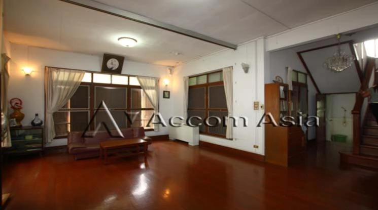 unitHome Office | Large garden house with classic Thai design and wood interiors (1718861)